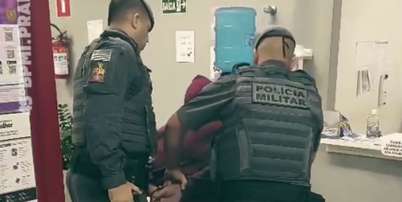 Homem &eacute; preso em Praia Grande ap&oacute;s sequestrar a pr&oacute;pria filha e garota piscar para policial Foto: Reprodu&ccedil;&atilde;o/Instagram/@45bpmi.praiagrande