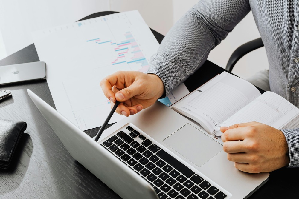 Algumas lojas que permitem o acúmulo de benefícios, como cupom, cashback e desconto direto — Foto: Reprodução/Pexels/Karolina Kaboompics