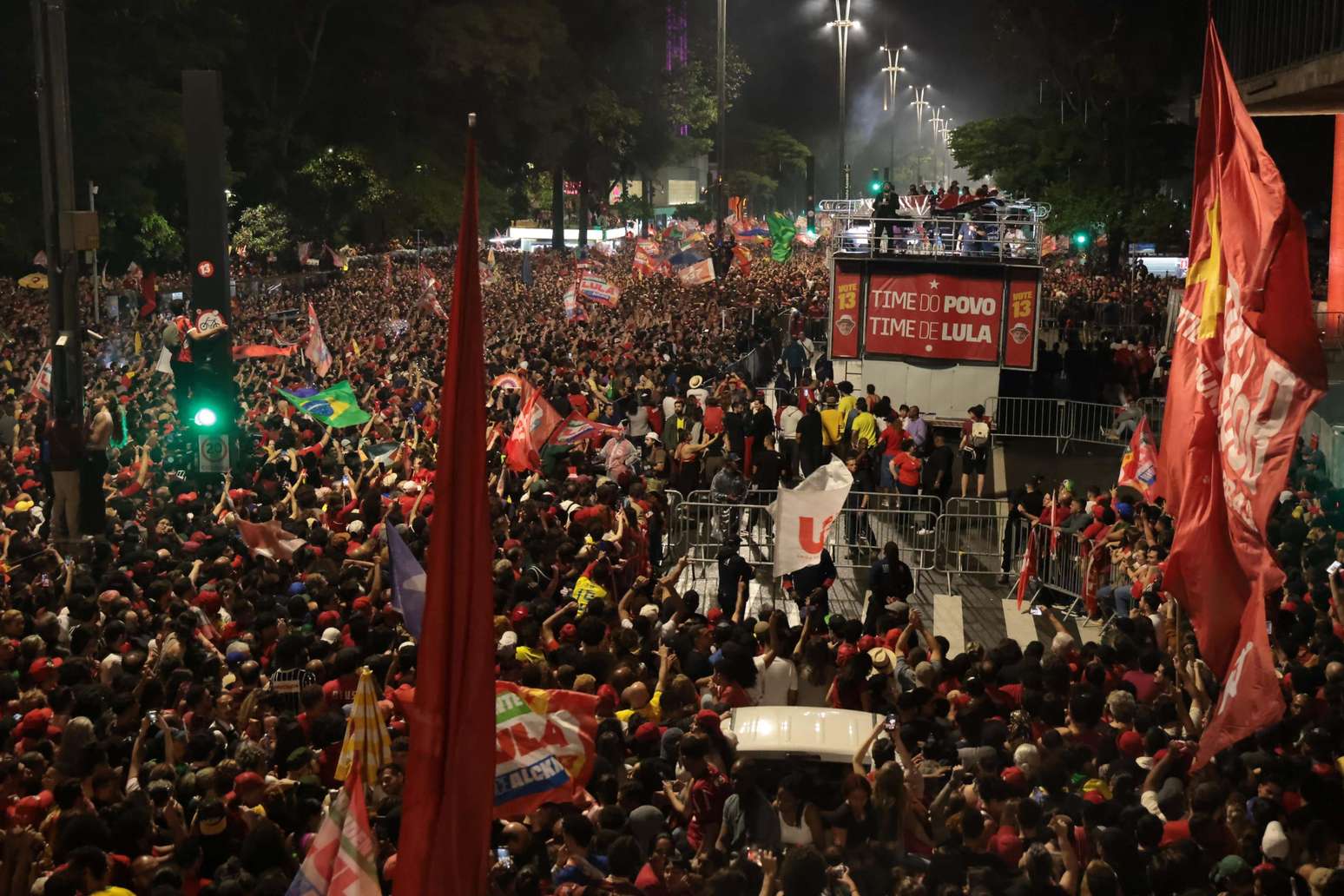 F&atilde;s lotam Avenida Paulista