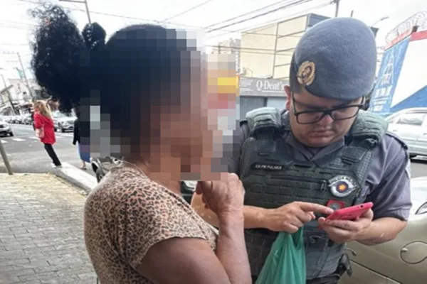 Mulher é detida em São Paulo com mais de 100 santinhos de candidata