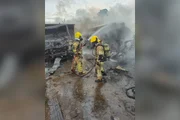 Caminhões batem de frente e pegam fogo na BR-497, em Uberlândia