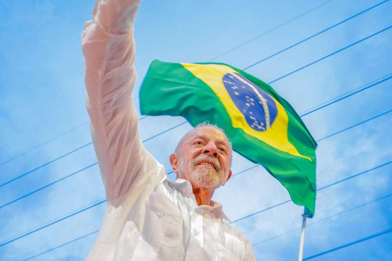 Brasil chega ao 2º turno entre Flávio e Lula com a eleição mais imprevisível da história