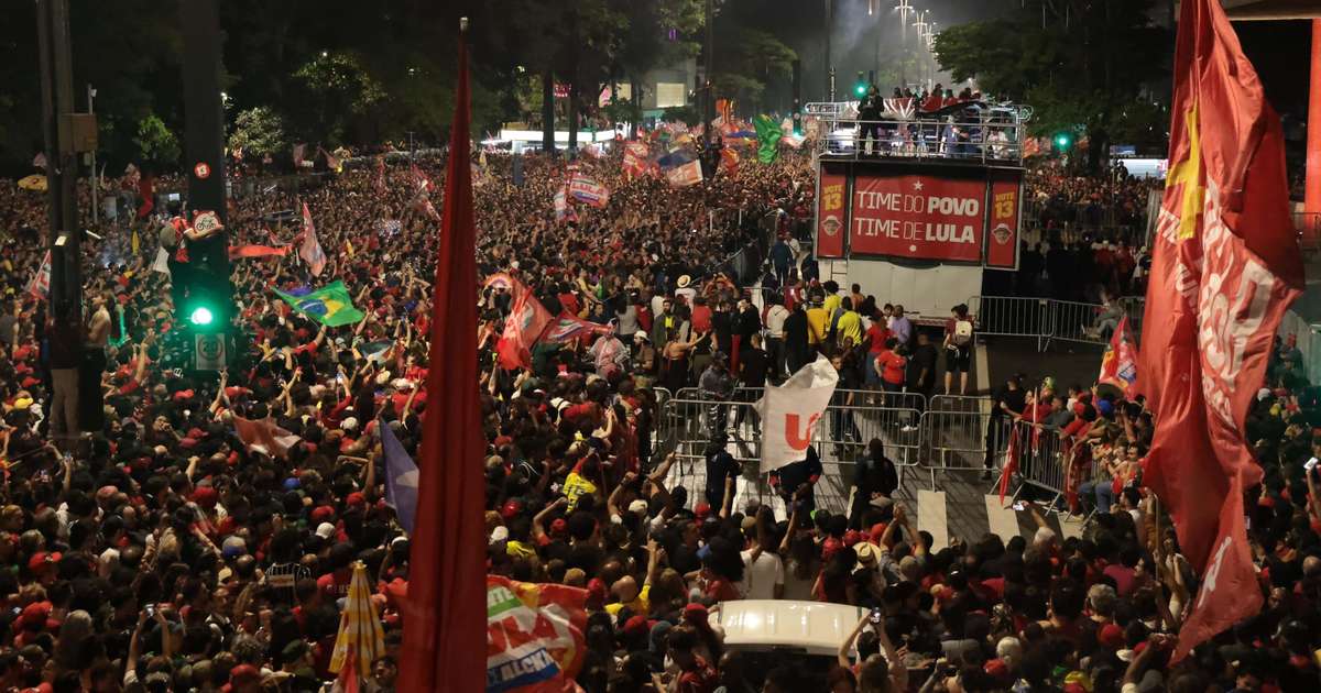 Paulista vira palco de festa entre gerações após vitória de Lula
