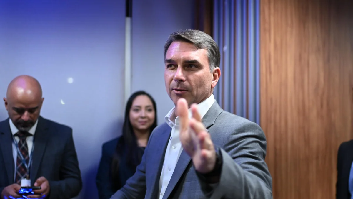 Fuga de Flávio Bolsonaro irrita aliados após promessa de ficar no Brasil