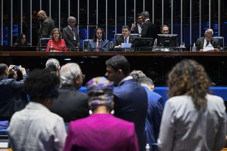 Senado aprova em primeiro e segundo turno PEC do fim da escala 6x1
