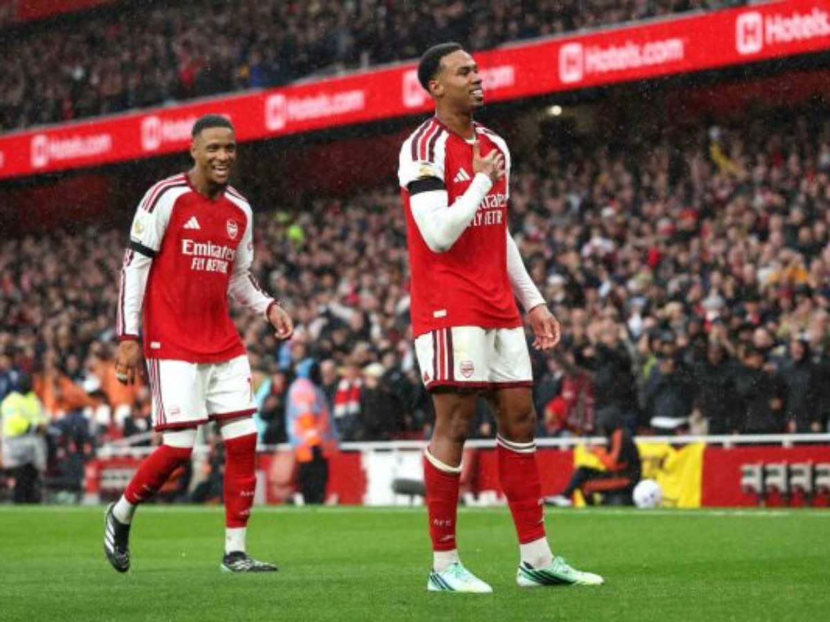 Arsenal vence Everton na Premier League com gol brasileiro