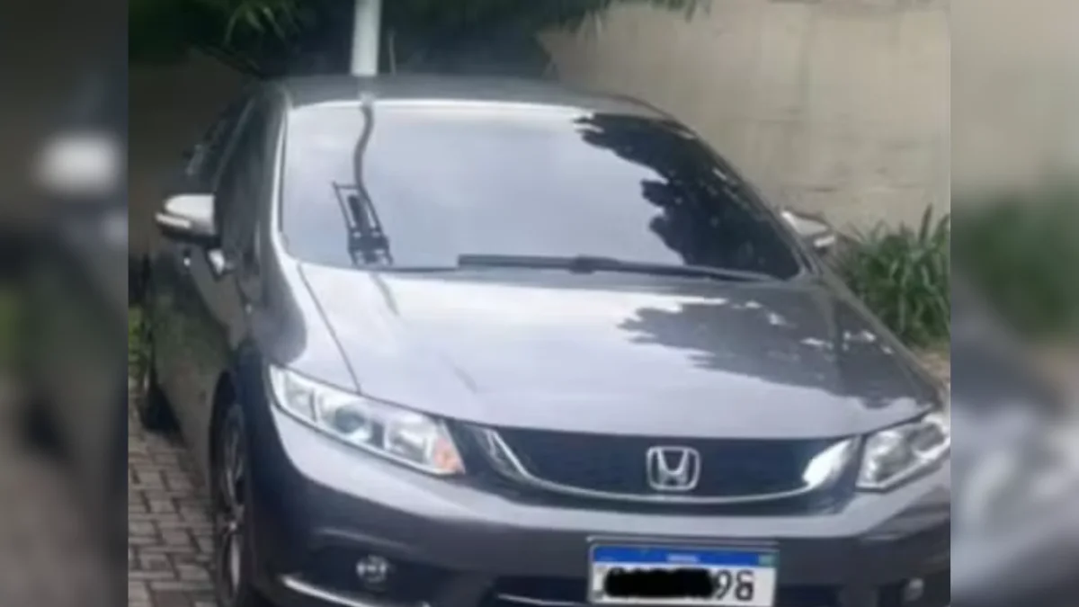 Mulher culpa filhas após ser presa com placa de carro coberta por fita