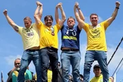 Guilherme Derrite (PP), André do Prado (PL), Tarcísio de Freitas (Republicanos) e Flávio Bolsonaro (PL) em último ato de campanha antes do 1º turno das eleições gerais de 2026, no interior de SP