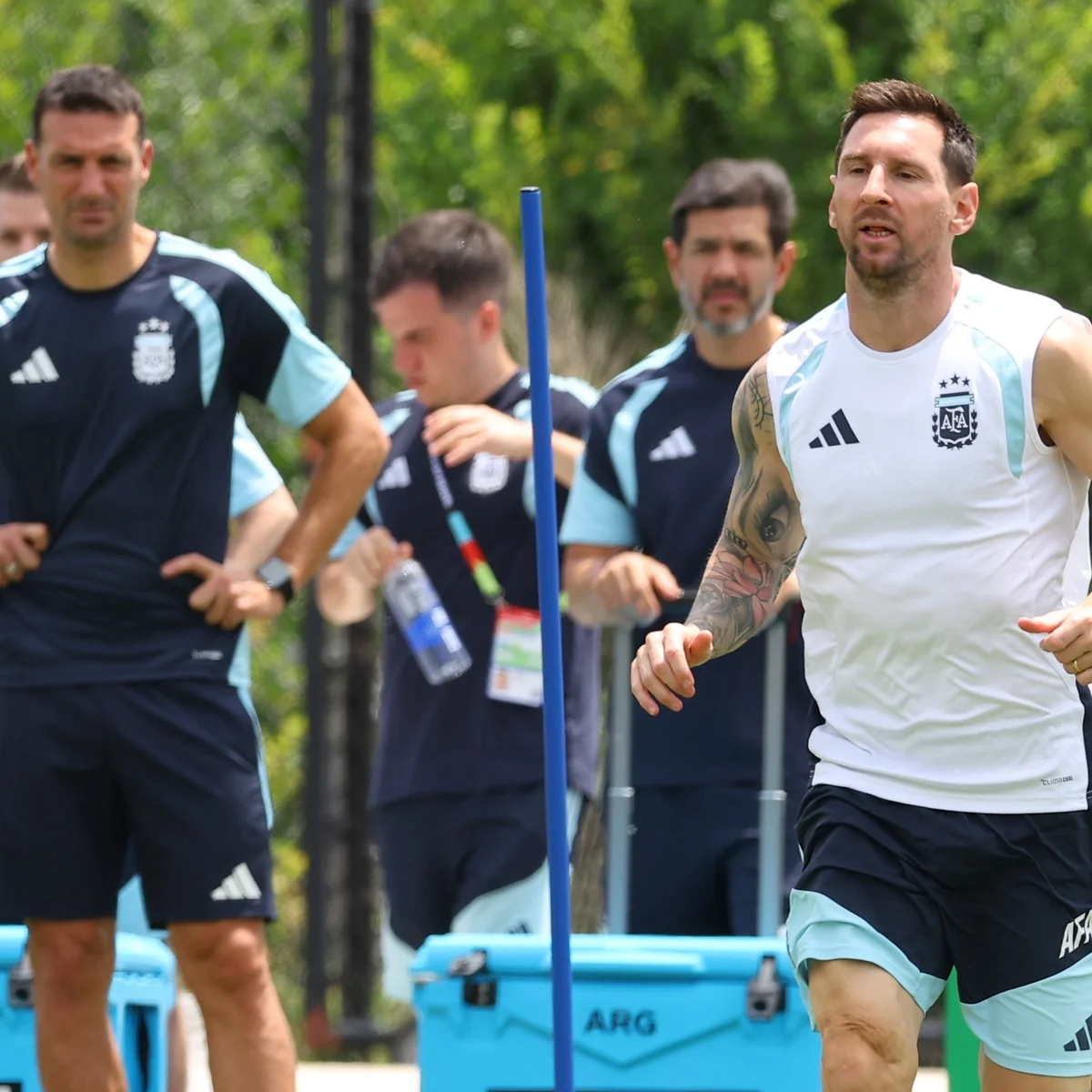 Scaloni projeta cenário desafiador na Argentina sem Messi: "Insubstituível"