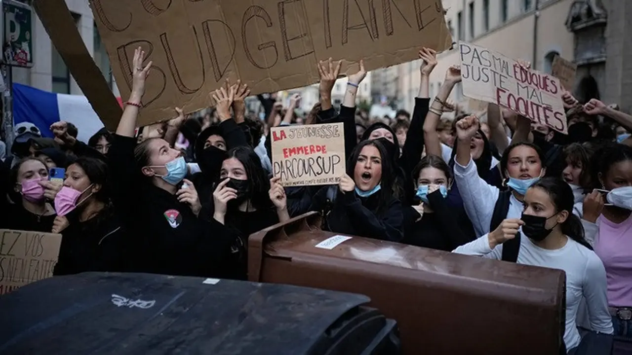 Para pelajar membawa poster bertuliskan “Stop pemangkasan anggaran” saat memprotes keterbatasan sumber daya sekolah di depan blokade sebuah SMA di Lyon, Prancis, Jumat (2/10/2026).