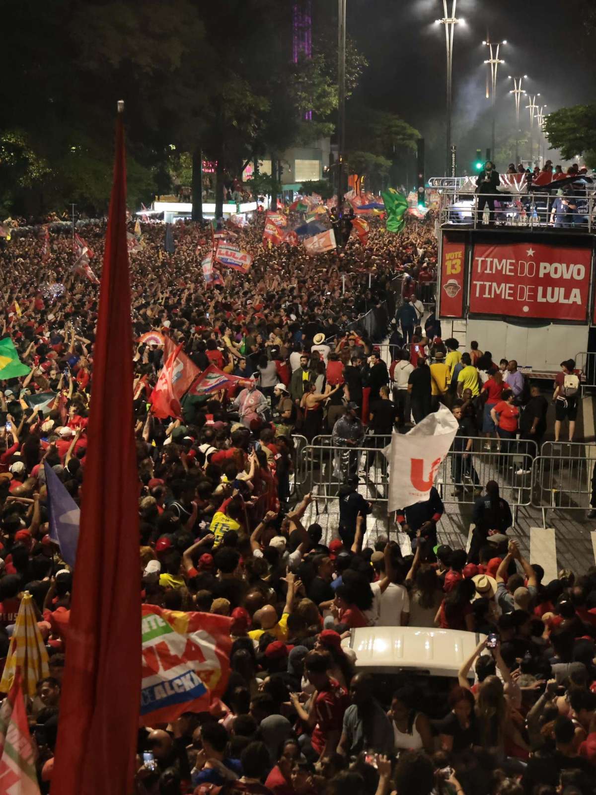 Paulista vira palco de festa entre gerações após vitória de Lula