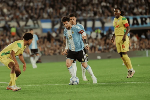 Com assistências e gol, Messi se despede da seleção argentina com vitória - destaque galeria