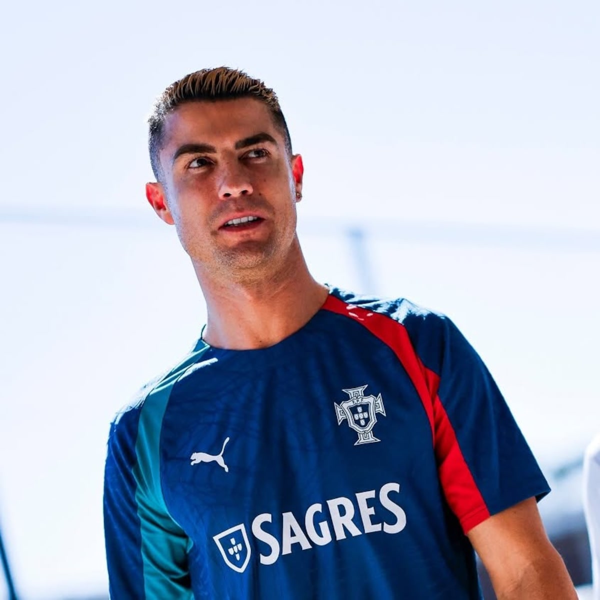 Cristiano Ronaldo supera Messi e é jogador mais bem pago do mundo; Vini Jr. fica no top 5