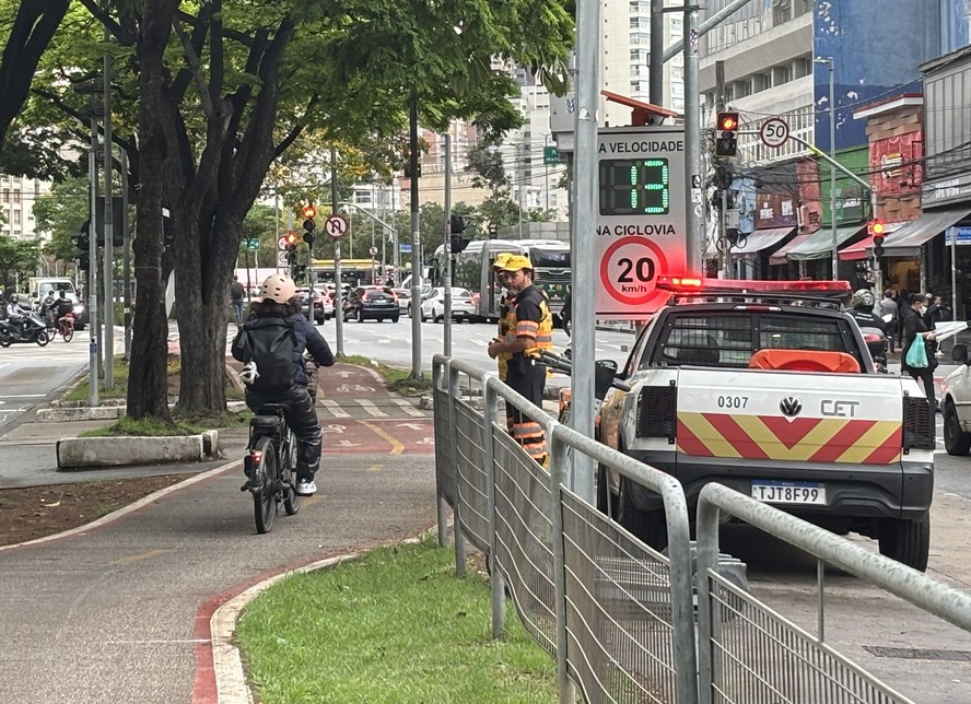 Em São Paulo, fiscalização de patinetes e bicicletas elétricas começa com clima de blitz e foco na Faria Lima