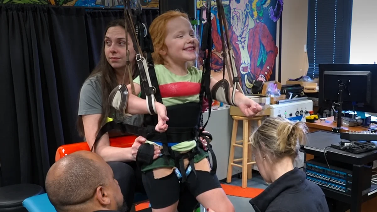 Menina de 6 anos tem melhora em terapia ao ouvir músicas de Chappell Roan