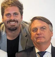 Thiago Gagliasso e Jair Bolsonaro posam juntos durante evento