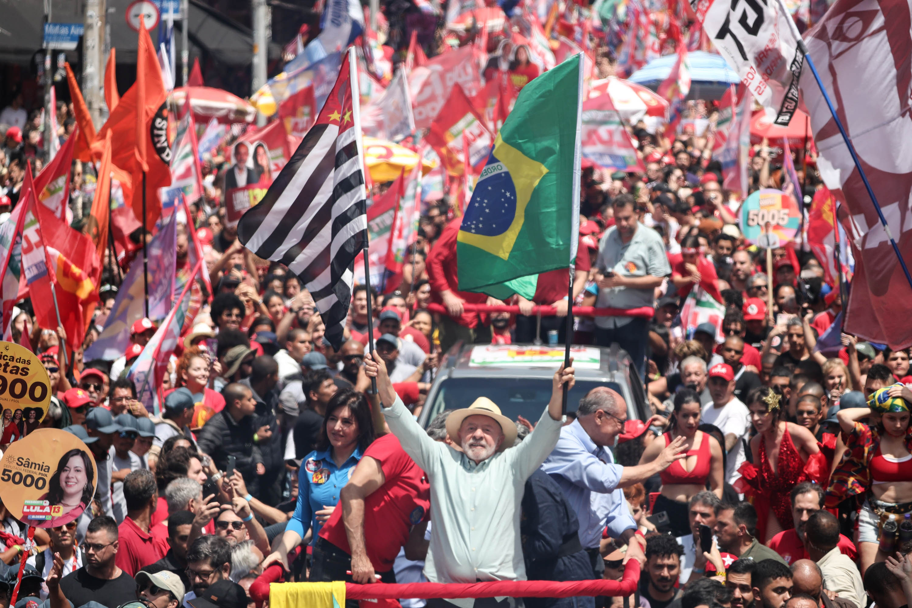 ’De um lado tem a democracia e a soberania, do outro, a barbárie’, diz Lula em caminhada