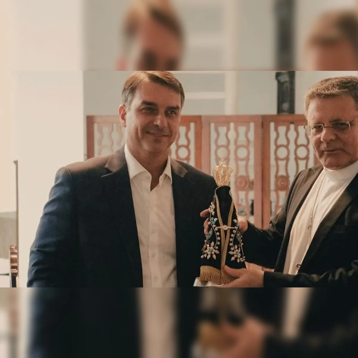 Flávio é recebido por arcebispo de Brasília e ganha imagem de Nossa Senhora