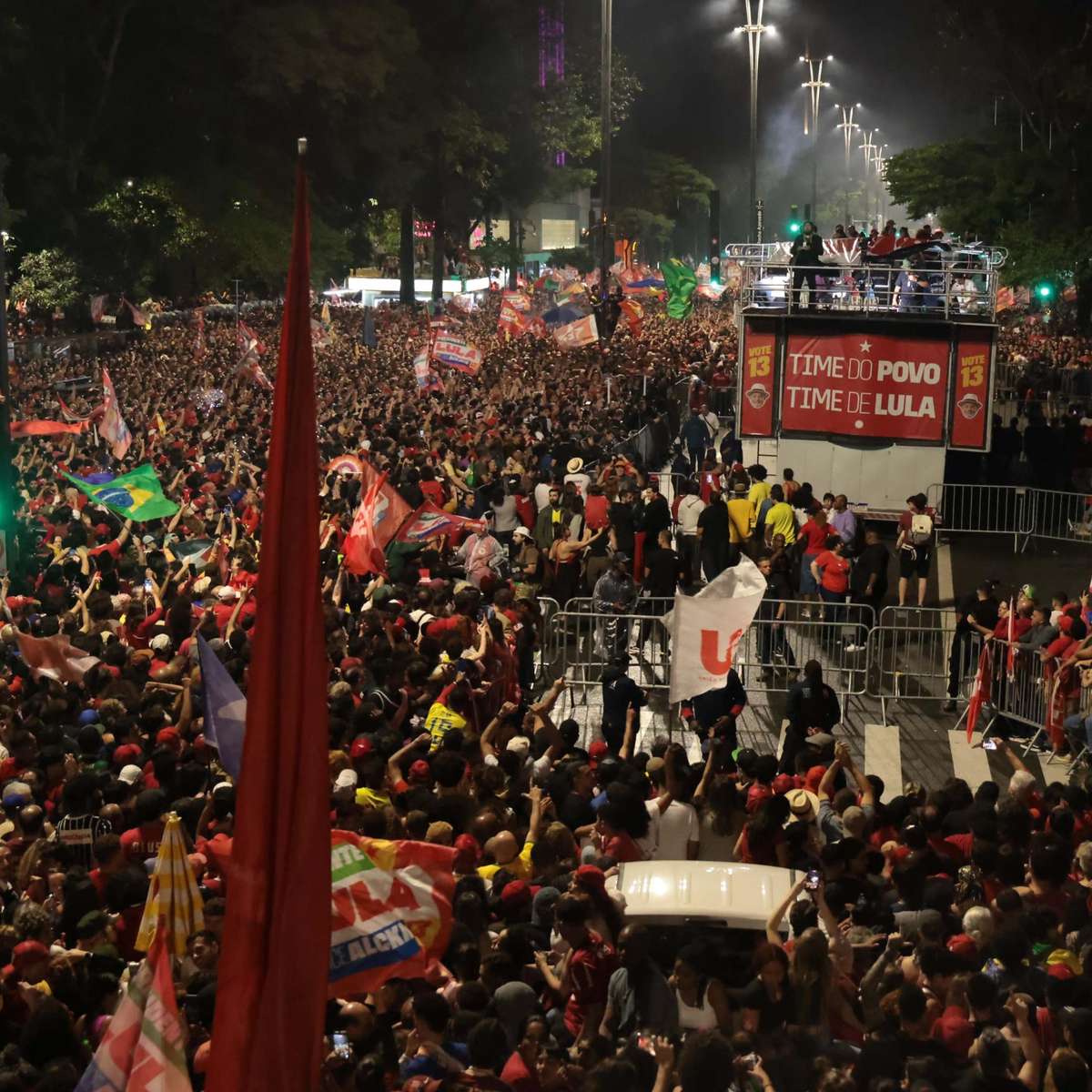 Paulista vira palco de festa entre gerações após vitória de Lula