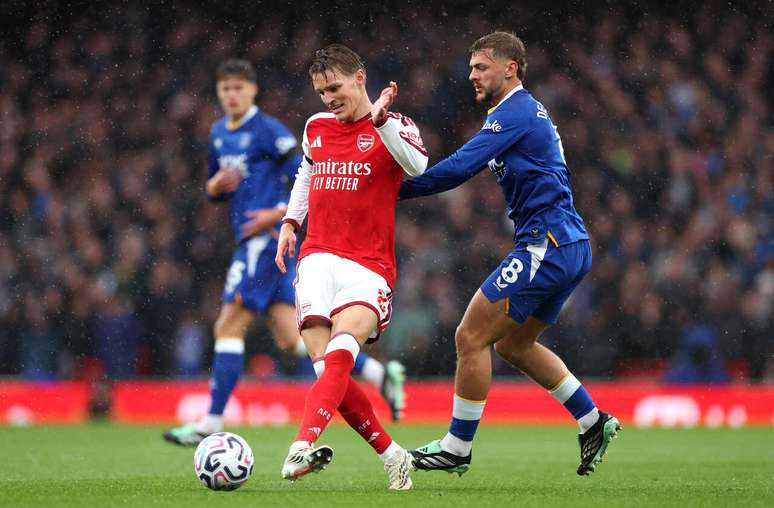 Arsenal vence Everton na Premier League com gol brasileiro