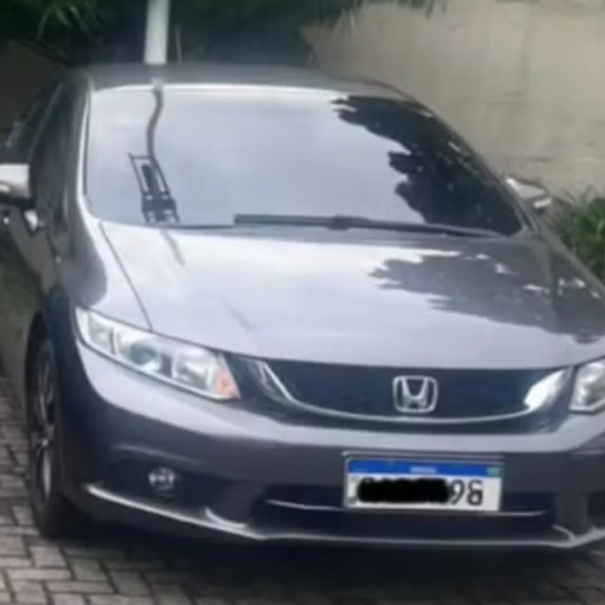 Mulher culpa filhas após ser presa com placa de carro coberta por fita