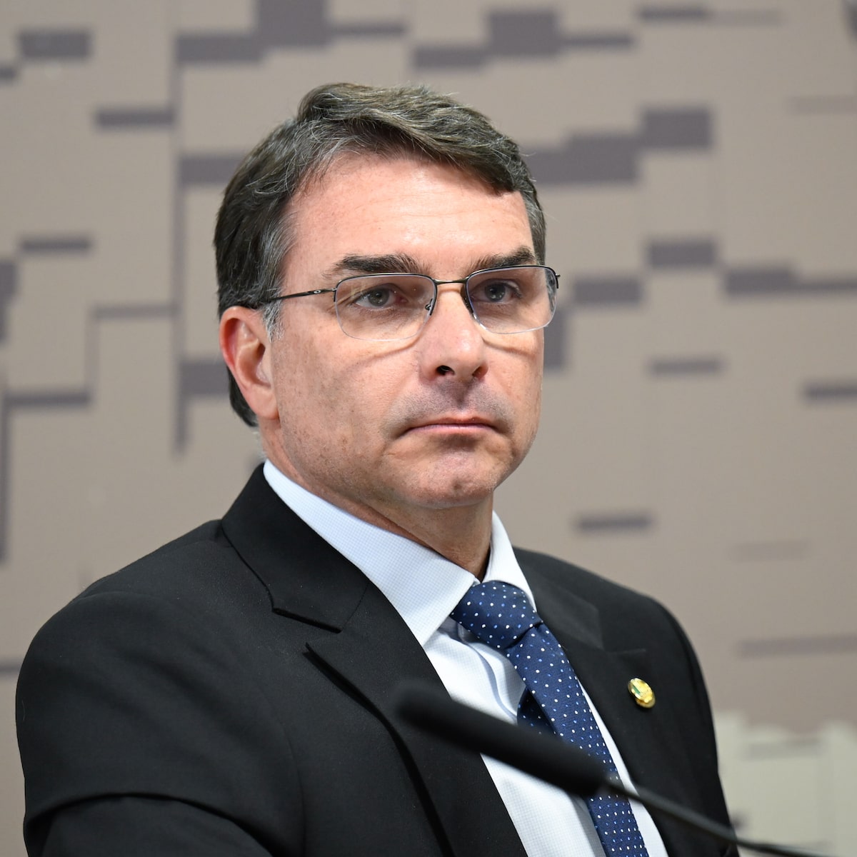 Flávio Bolsonaro pede ao STF que afaste de Dino de casos relacionados a ele, a Lula e às eleições