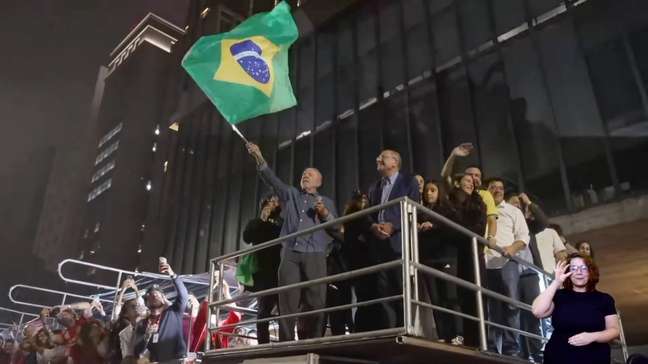 Paulista vira palco de festa entre gerações após vitória de Lula