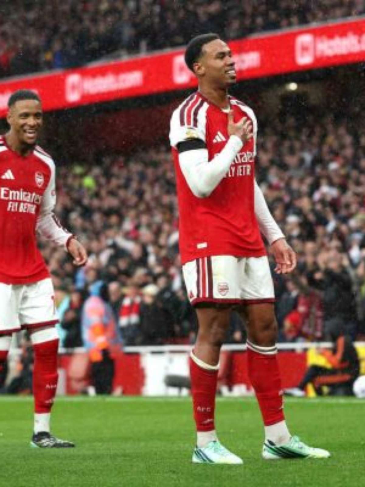 Arsenal vence Everton na Premier League com gol brasileiro