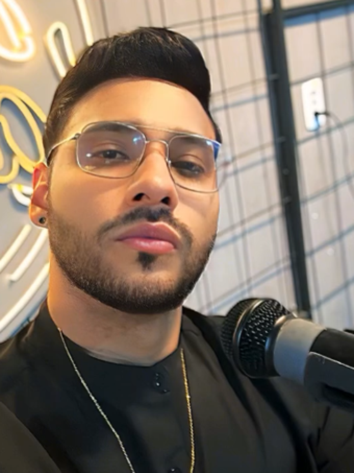 Cantor sertanejo e companheira são encontrados mortos dentro de casa no DF