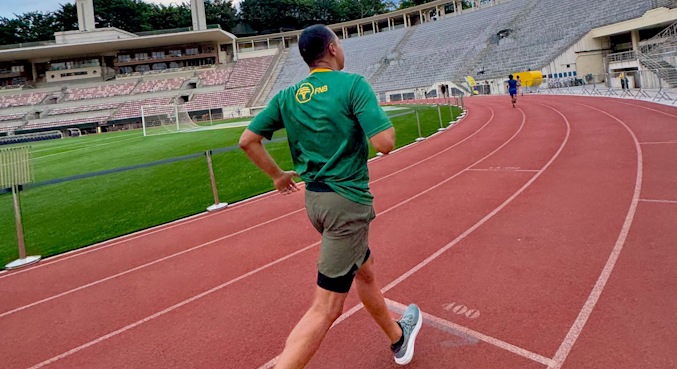 Jornalismo e endorfina! Luiz Fara Monteiro aproveita o calor para correr no Pacaembu