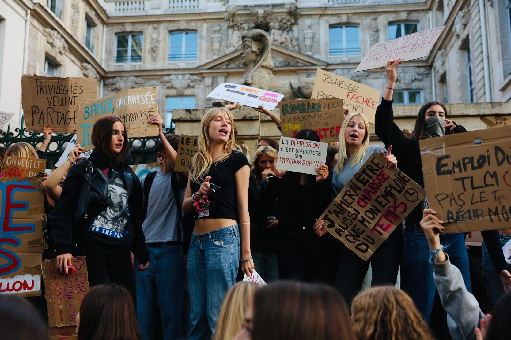 Sindicatos se juntam aos estudantes do ensino médio enquanto dezenas de milhares são esperados para demonstrar na França