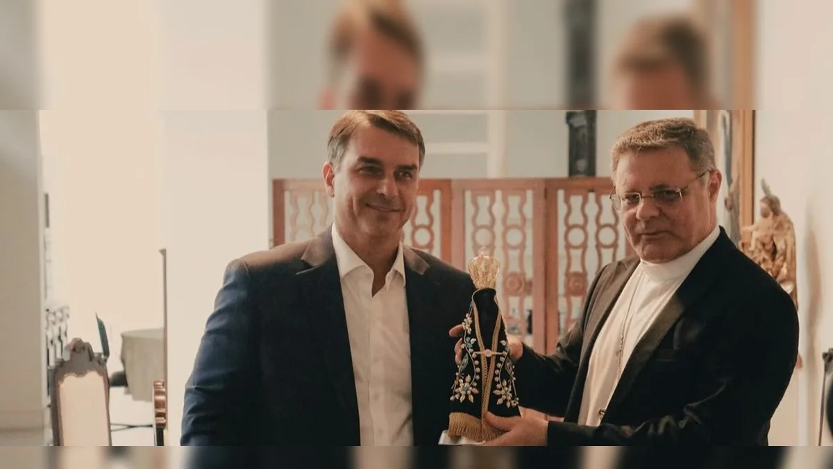Flávio é recebido por arcebispo de Brasília e ganha imagem de Nossa Senhora