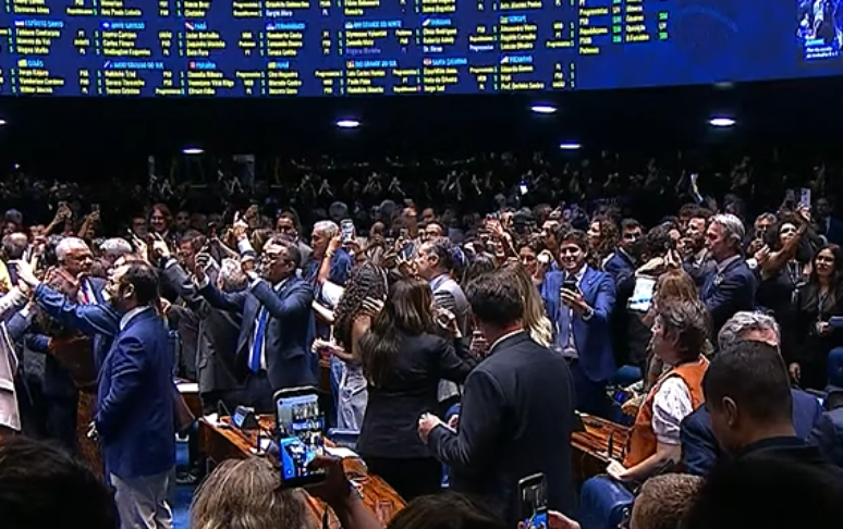 Senado aprova em primeiro e segundo turno PEC do fim da escala 6x1