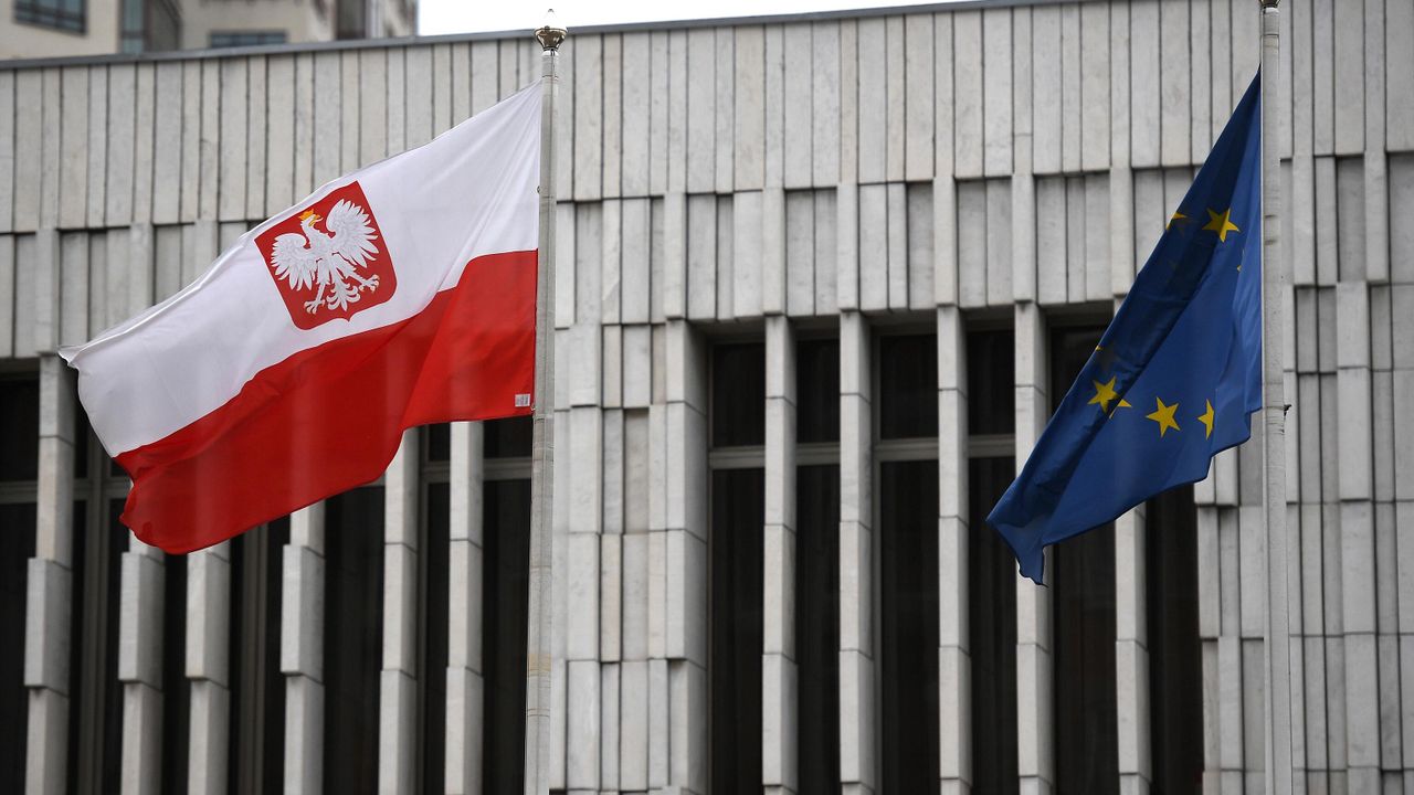 Deputados do PiS polonês exigiram esclarecimentos sobre o centro 'Azov' em Varsóvia