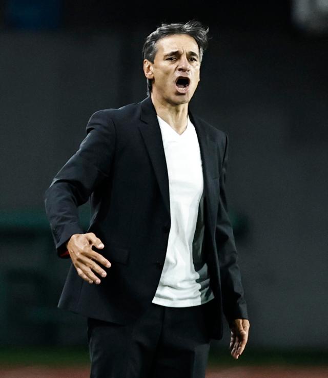 O argentino Fabián Bustos retorna ao banco do Universitario após a saída de Héctor Cúper