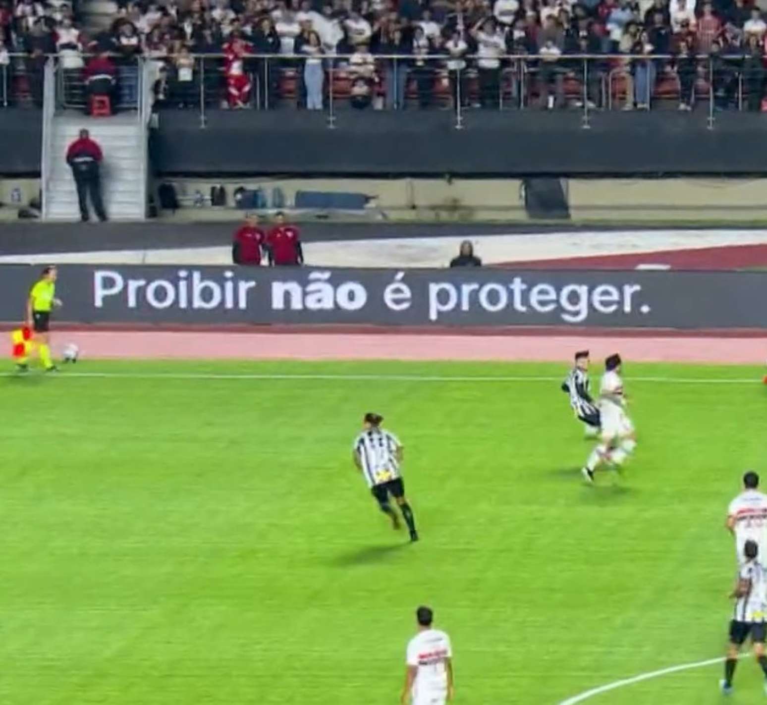 Placas de propaganda no MorumBis criticam proibi&ccedil;&atilde;o das bets, determinada por Medida Provis&oacute;ria assinada pelo presidente Lula (PT) em 25 de setembro
