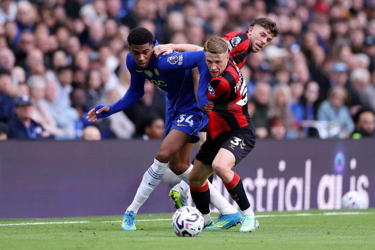Com dois de João Pedro, Chelsea goleia Bournemouth, de Rayan