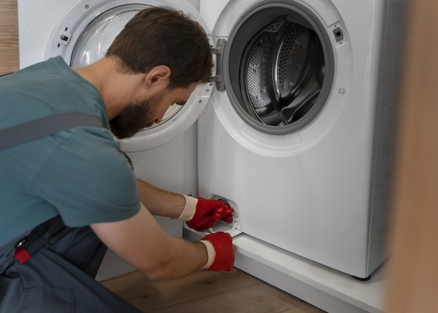 Máquina de lavar vazando água por baixo: veja 6 motivos e como resolver