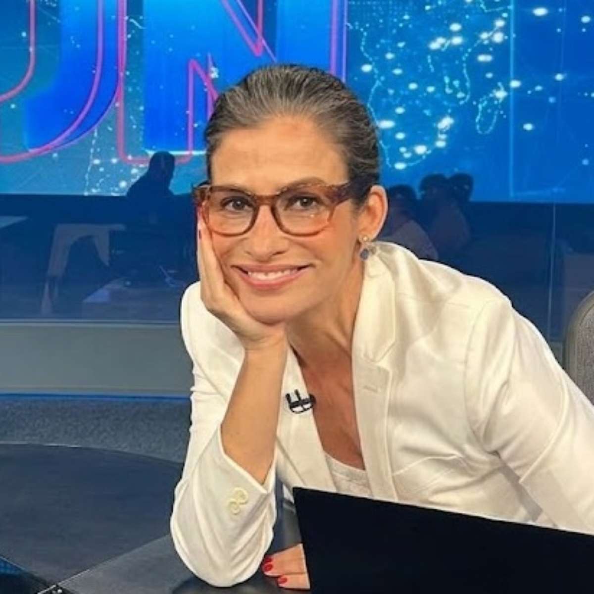 Salário de R$ 1 milhão na Globo é alto, mas outros jornalistas de TV ganham bem mais que Renata Vasconcellos