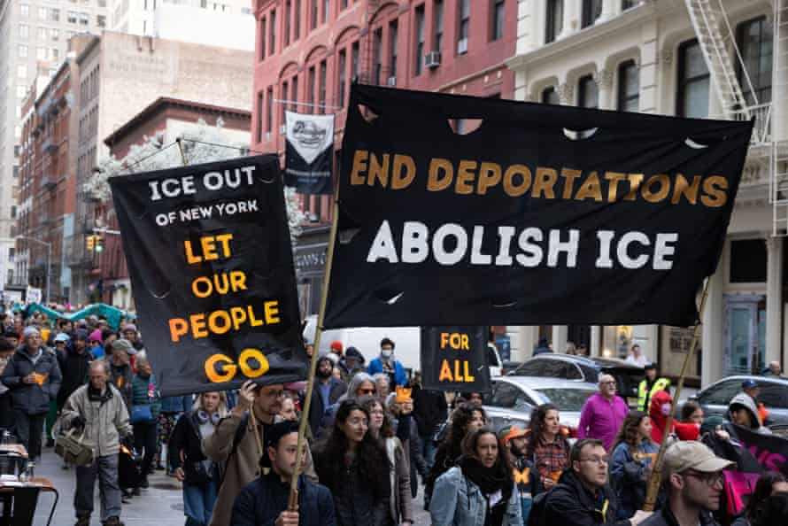 Trump e seus aliados atribuem o recorde de baixa criminalidade às deportações. Especialistas discordam