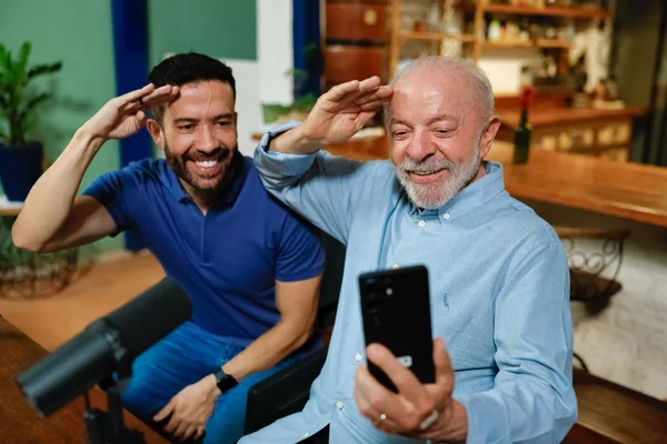 Lula brinca que Xi tem ciúme de "Exército" e pede 13 milhões de seguidores