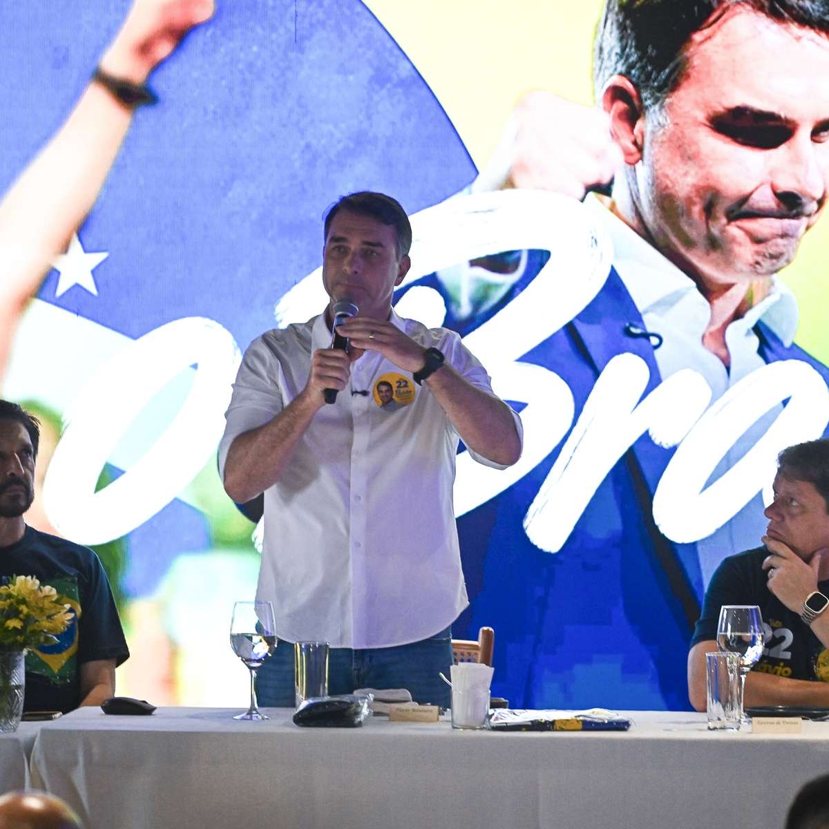 Em encontro com prefeitos de SP, Flávio Bolsonaro pede mobilização e diz que aliados 'não podem baixar a guarda'
