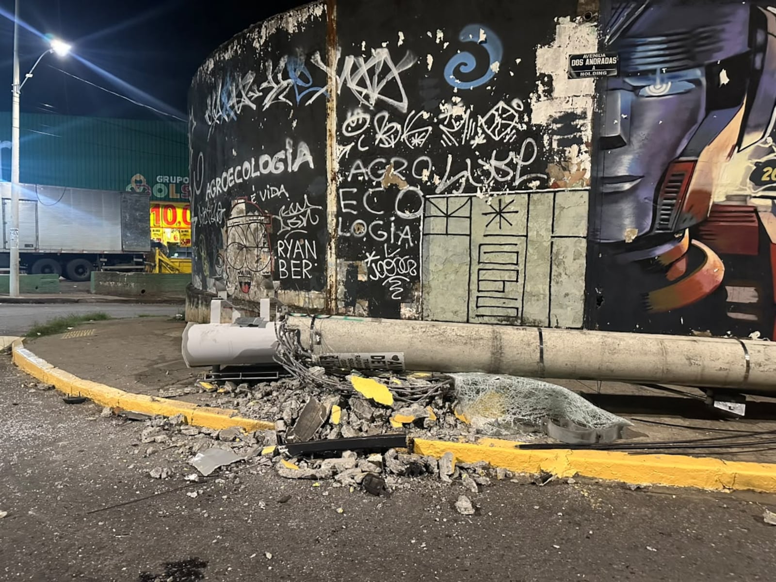 O poste caiu com o impacto na Avenida dos Andradas , altura do bairro Pompeia