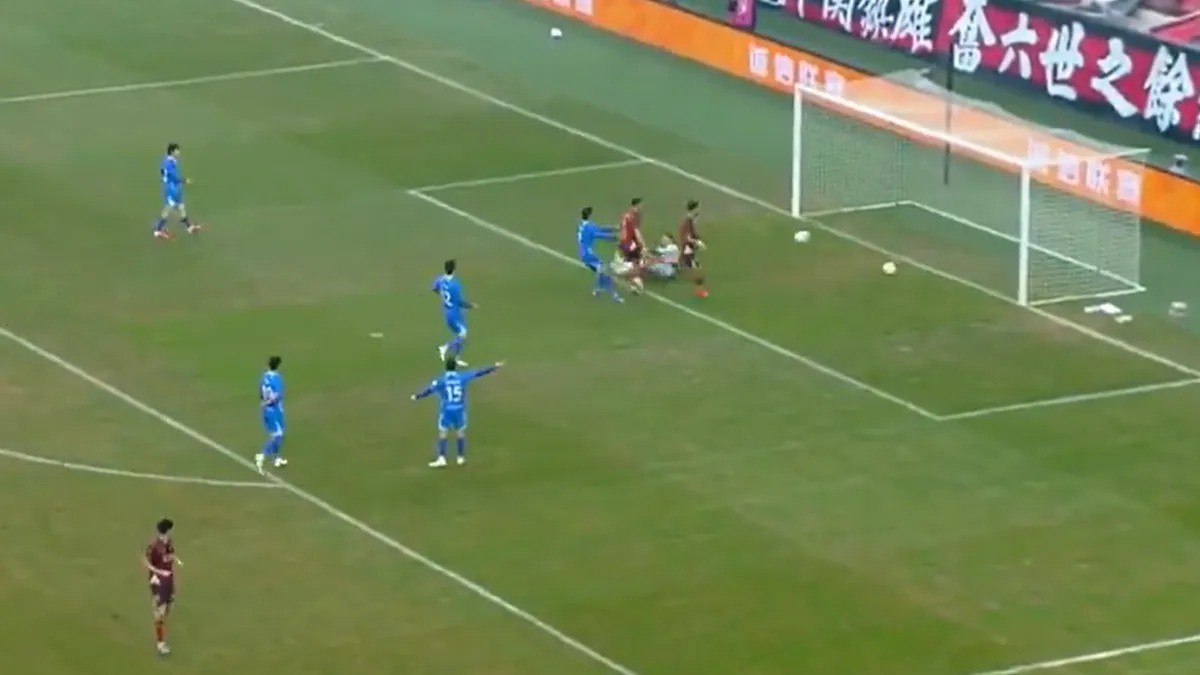Time faz dois gols ao mesmo tempo em lance bizarro na China, mas árbitro não valida nenhum