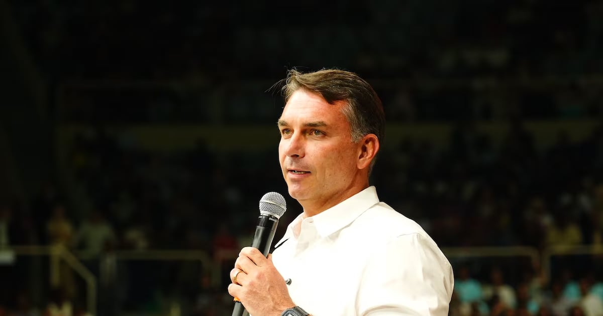 Flávio Bolsonaro intensifica atos de rua a 11 dias do pleito e diz que ‘não tem eleição ganha’