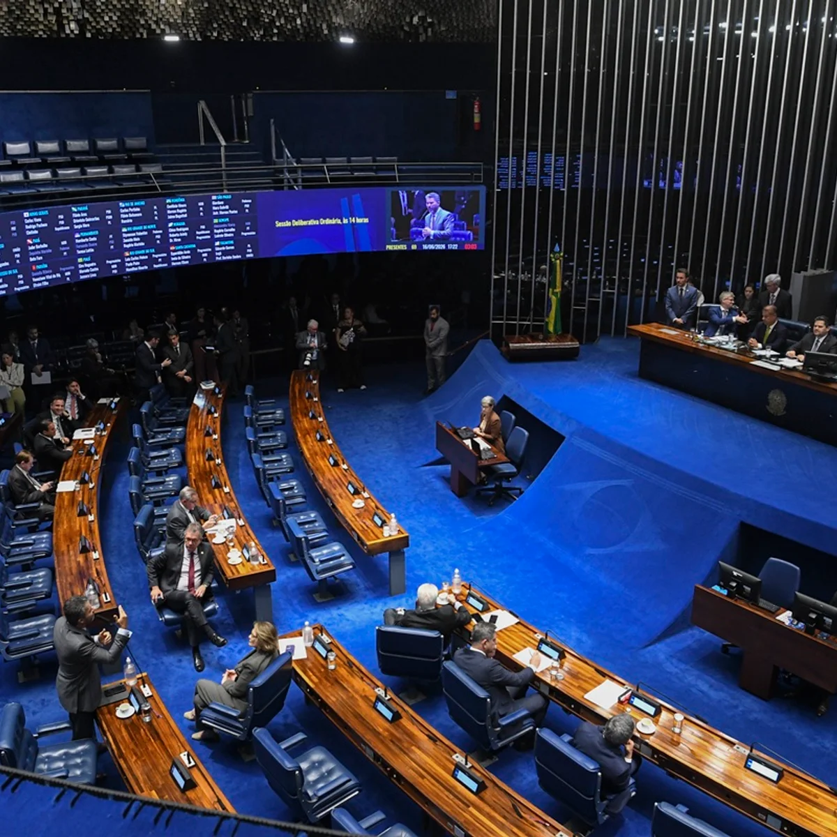 Governo requer ao Senado calendário especial para votar PEC da 6x1