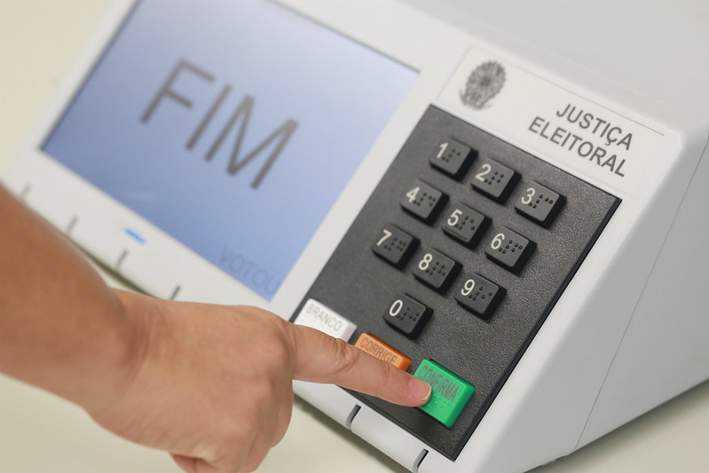 MP aciona TSE para que eleitor seja avisado por WhatsApp sobre mudança em locais de votação