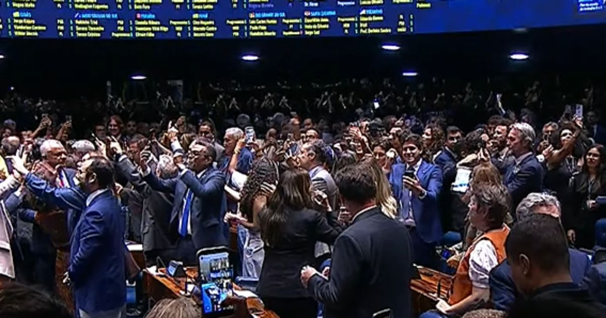 Senado aprova em primeiro e segundo turno PEC do fim da escala 6x1