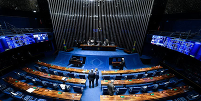 Foto do Plenário do senado, com tapete azul e cadeiras em madeira Foto: Jefferson Rudy/Agência Senado Fonte: Agência Senado / BBC News Brasil