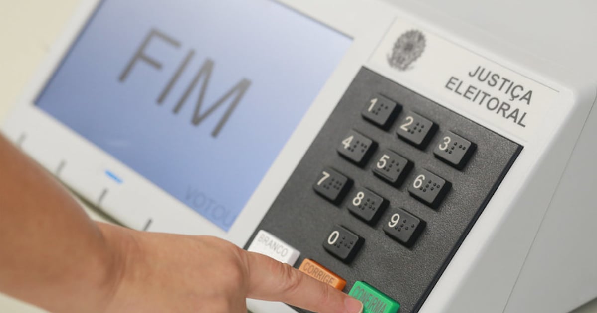 MP aciona TSE para que eleitor seja avisado por WhatsApp sobre mudança em locais de votação
